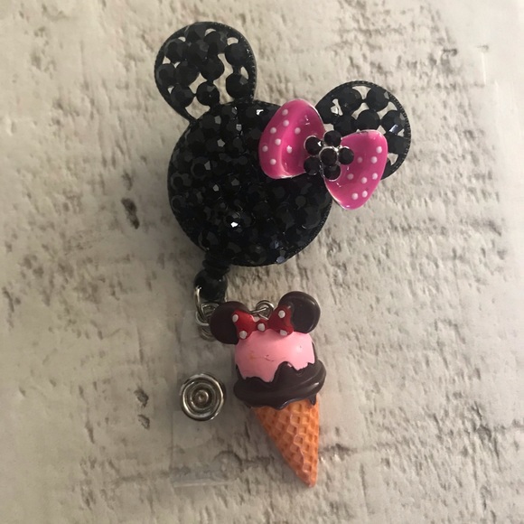 Minnie Mouse retractable badge with charm - Picture 3 of 3